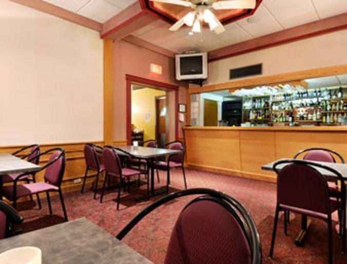 فندق Ramada By Wyndham يوركتن المطعم الصورة